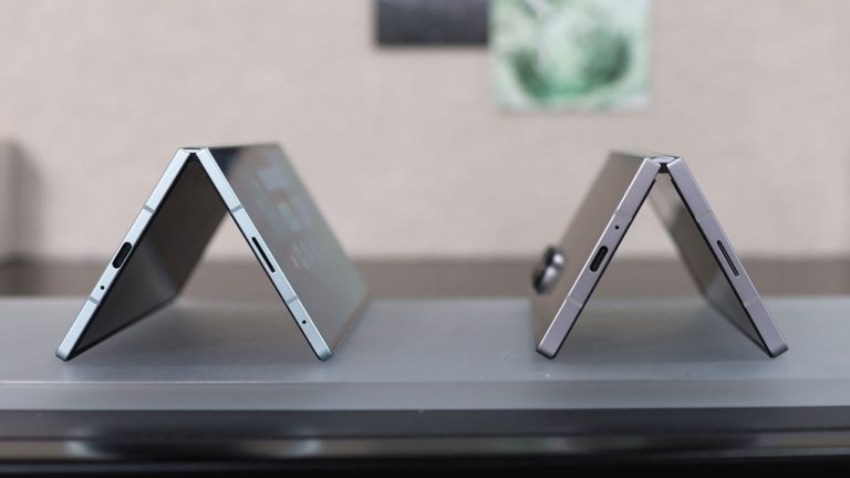 Z Fold 7: Tipis Memang Keren, Tapi... Ini Masalahnya!