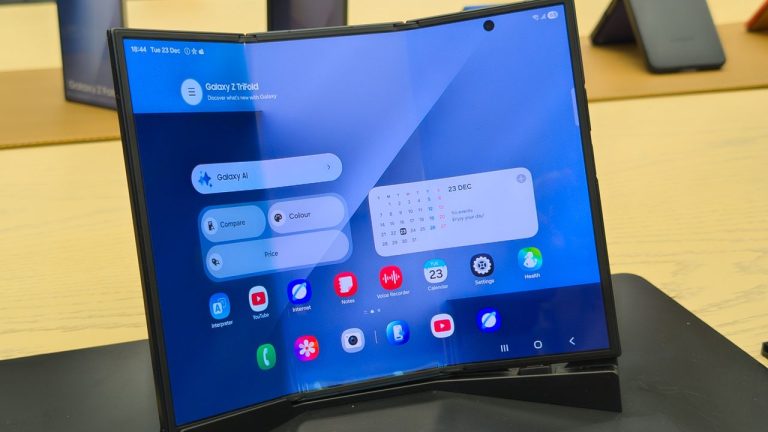 Masa Depan Ponsel Lipat? Galaxy Z TriFold Ini Gila!