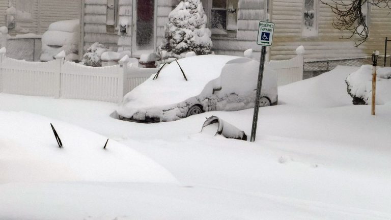 Badai Salju 2026: iPhone 17 Pro Max Jadi Penggaris Digital!