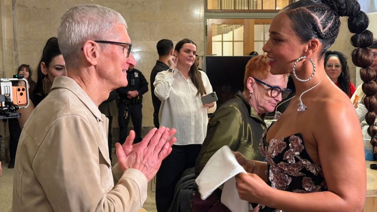 Tim Cook Ungkap 'Otot Baru' Apple di Usia Emas!