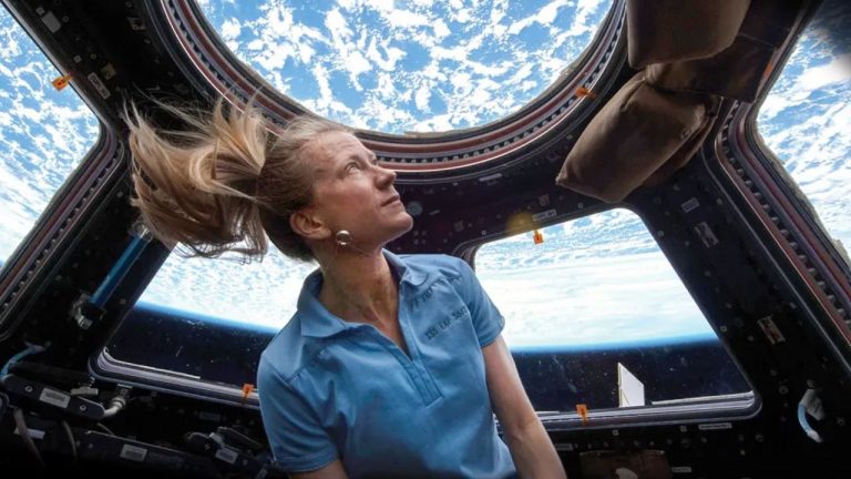 Ponsel Biasa di Luar Angkasa: NASA Bikin Geger! Ponsel Biasa di Luar Angkasa: NASA Bikin Geger!