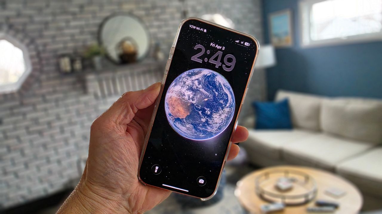 Wallpaper iPhone Paling Epik: Sentuhan AI Luar Angkasa!