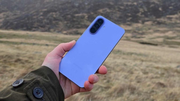 Samsung A57: Layar Juara, Kamera Bikin Kecewa?