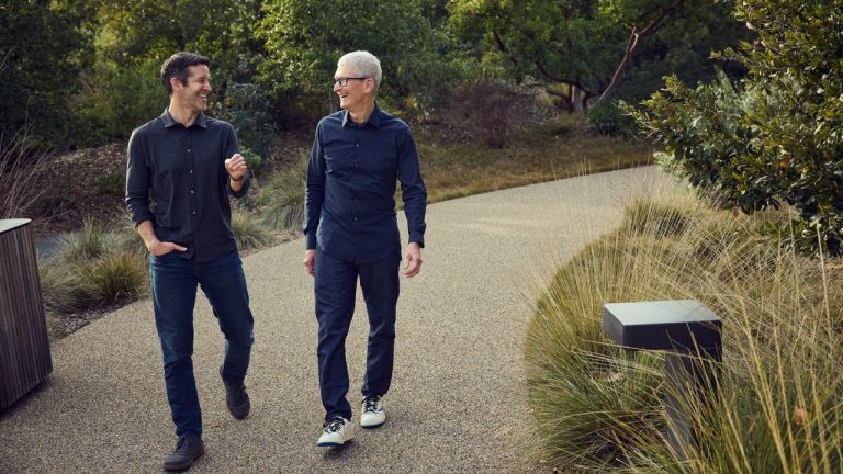 RESMI! Tim Cook Mundur, Apple Punya CEO Baru!