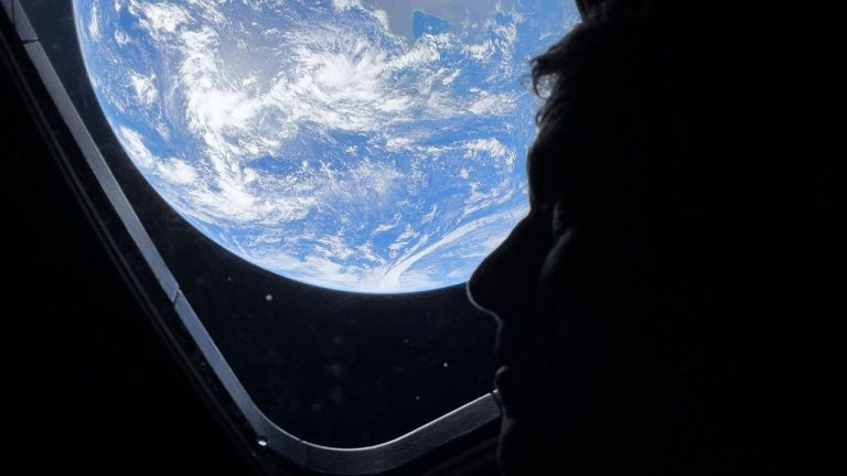 Ponsel Ini Terbang ke Bulan, Lupakan Lipatan!