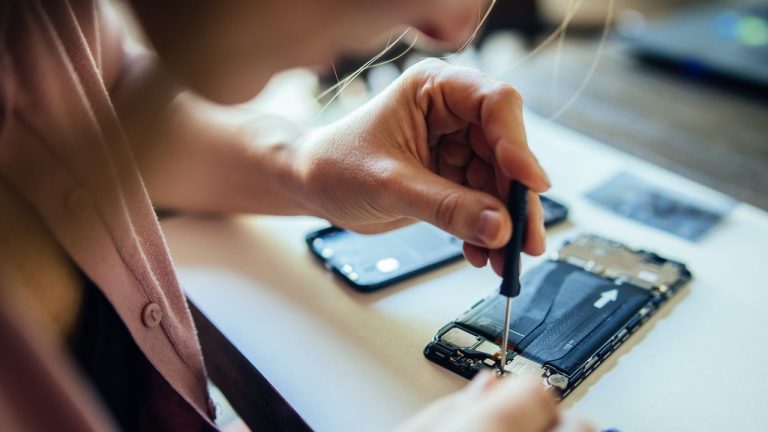 HP Diservis, Foto Intim Malah Bocor? Wajib Tahu Ini!