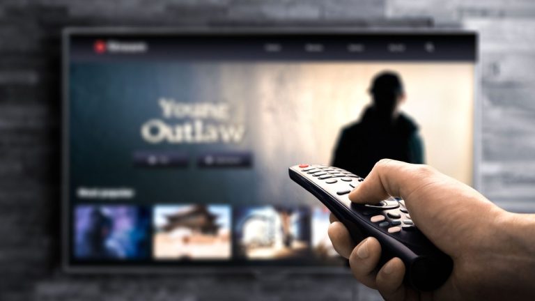 diyetekno.com -  Penemuan fitur "Live TV on PS5" yang menyajikan beragam film serial anime dan konten game gratis dengan jeda iklan mendadak membuka wawasan baru. Pengalaman ini memicu sebuah ide brilian bagaimana jika semua hobi mahal bisa dinikmati tanpa perlu mengeluarkan biaya sepeser pun. Berbekal rasa penasaran seorang jurnalis mencoba meminta bantuan kecerdasan buatan terkemuka ChatGPT dan Gemini untuk menemukan tujuh alternatif hiburan gratis terbaik di jagat maya.