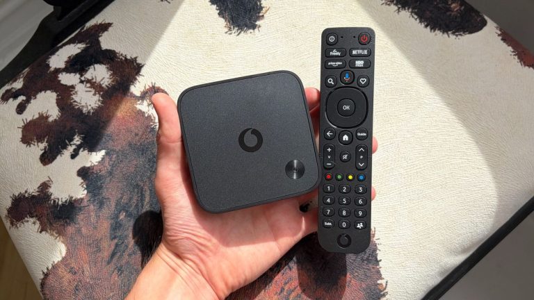 diyetekno.com - Raksasa telekomunikasi global Vodafone siap membuat gebrakan besar di dunia hiburan digital dengan meluncurkan layanan inovatif bernama Vodafone TV. Bukan sekadar kotak streaming biasa, perangkat ini hadir sebagai solusi hiburan lengkap yang menggabungkan kemampuan streaming konten premium dan konsol game berbasis cloud dalam satu genggaman. Langkah ambisius ini menandai ekspansi Vodafone melampaui ranah seluler dan internet, menempatkannya sebagai pemain baru yang patut diperhitungkan di pasar yang semakin kompetitif.